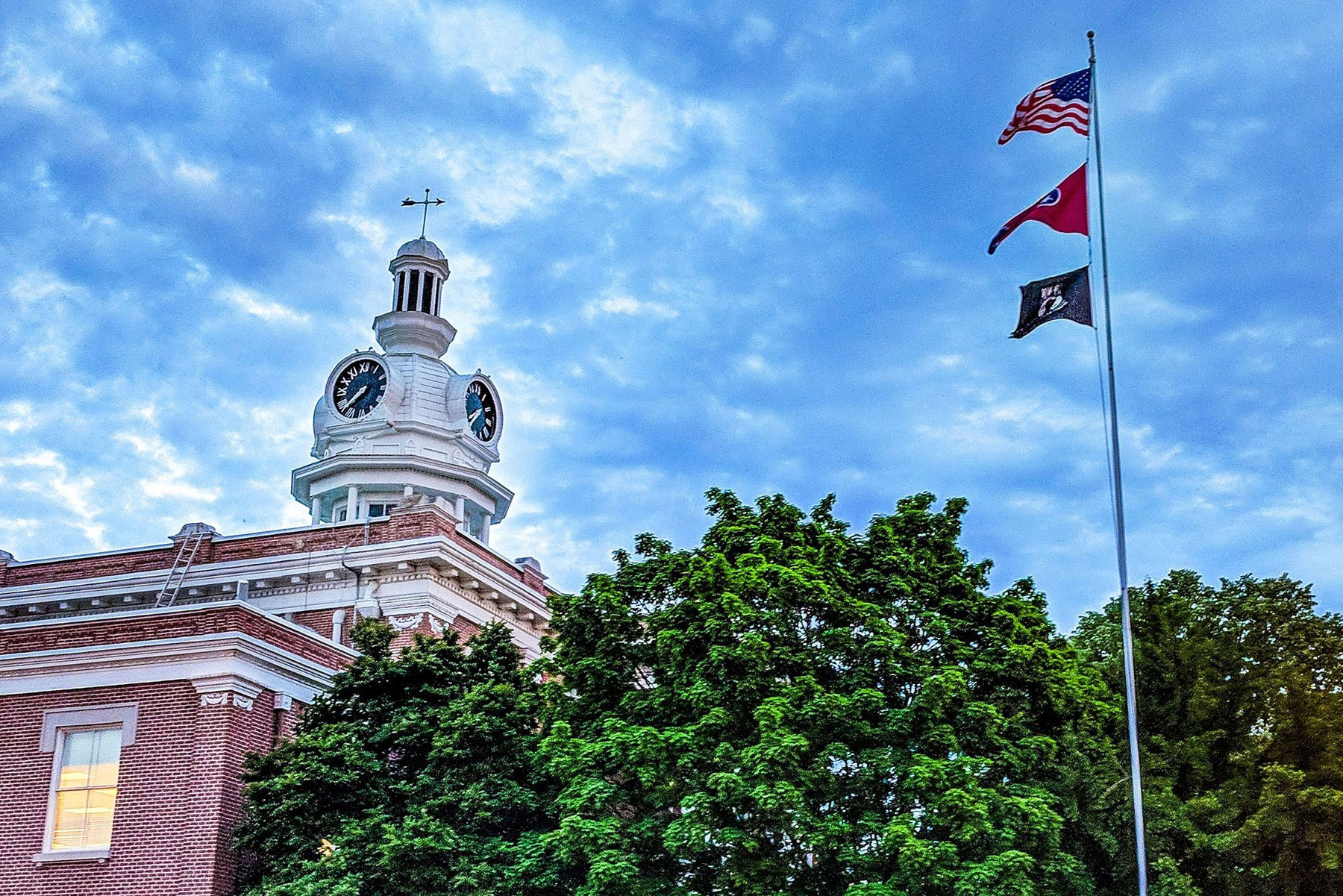 Tennessee local government building next to flagpole and greenery